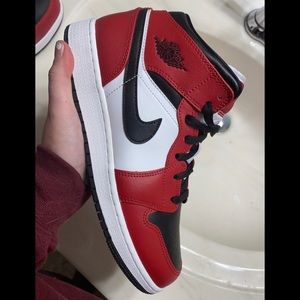 Jordan 1 Mid Chicago Black Toe